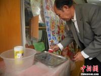 六旬老人连续一个月彩绘小区墙体 对抗野广告