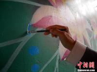 六旬老人连续一个月彩绘小区墙体 对抗野广告