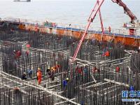  沪通长江大桥“巨无霸”主塔墩承台进行浇筑