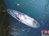 湖南湄江的“漂流”婚纱照 仿佛置身画中