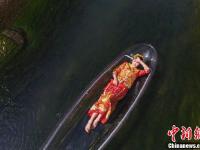 湖南湄江的“漂流”婚纱照 仿佛置身画中