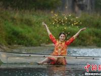 湖南湄江的“漂流”婚纱照 仿佛置身画中