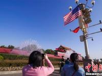 北京天安门前悬挂中美两国国旗