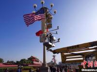 北京天安门前悬挂中美两国国旗