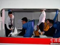 云南空姐空少实景演练比拼业务技能