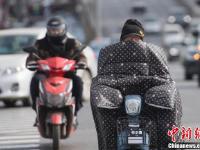 寒潮来袭多地降温明显 太原民众裹厚衣出行