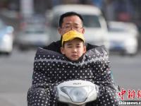 寒潮来袭多地降温明显 太原民众裹厚衣出行