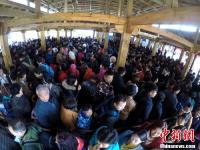赏景大军挤爆河南洛阳老君山