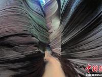 陕西甘泉一峡谷曲线峡壁犹如“岩石舞者”