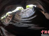 陕西甘泉一峡谷曲线峡壁犹如“岩石舞者”