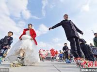 轮滑侠侣办婚礼 百名轮滑爱好者一起“送亲”