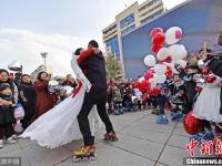 轮滑侠侣办婚礼 百名轮滑爱好者一起“送亲”