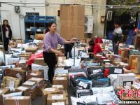 “双十一”过后 南京高校迎快递高峰