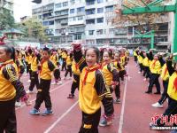  小学生课间做戏曲广播操
