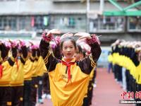  小学生课间做戏曲广播操