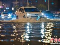 海口遭暴雨袭击成“水城”