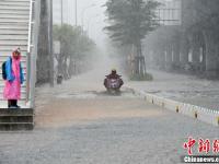 海口遭暴雨袭击成“水城”