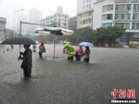 海口遭暴雨袭击成“水城”