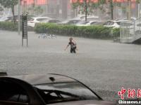 海口遭暴雨袭击成“水城”
