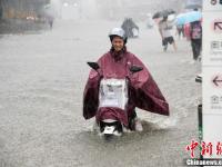 海口遭暴雨袭击成“水城”