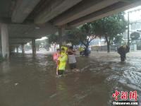 海口遭暴雨袭击成“水城”
