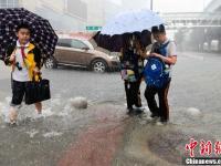 海口遭暴雨袭击成“水城”
