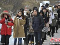 哈尔滨天气寒冷 大学生雪地排队领双11快递