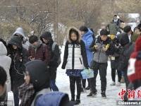 哈尔滨天气寒冷 大学生雪地排队领双11快递