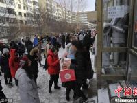 哈尔滨天气寒冷 大学生雪地排队领双11快递
