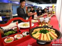中国徽菜博览会开幕 美女机器人推车磨豆花