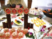 中国徽菜博览会开幕 美女机器人推车磨豆花