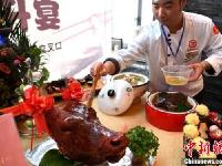中国徽菜博览会开幕 美女机器人推车磨豆花