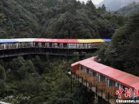 重庆现临崖酒店 宛如山间彩虹