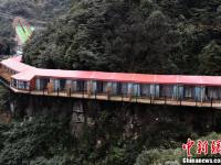重庆现临崖酒店 宛如山间彩虹