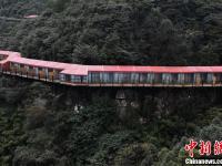 重庆现临崖酒店 宛如山间彩虹