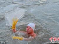 哈尔滨松花江结冰 冬泳爱好者伴冰块畅游