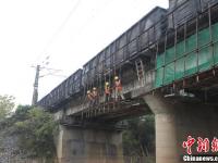 京九铁路线上的“修桥工”
