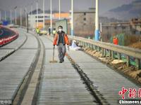 全球首条光伏公路现身济南 汽车可边跑边充电
