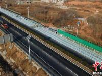 全球首条光伏公路现身济南 汽车可边跑边充电