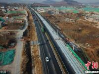 全球首条光伏公路现身济南 汽车可边跑边充电