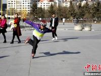 西宁老大爷年近七旬 玩轮滑溜到“飞”