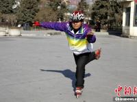 西宁老大爷年近七旬 玩轮滑溜到“飞”