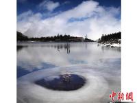 四川螺髻山迎来首场冬雪宛如仙境