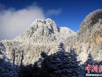 四川螺髻山迎来首场冬雪宛如仙境