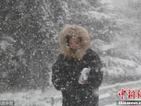 山东烟台遭暴雪袭击 民众艰难出行