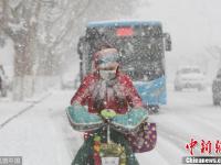 山东烟台遭暴雪袭击 民众艰难出行