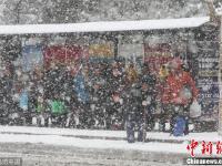 山东烟台遭暴雪袭击 民众艰难出行