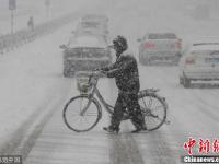 山东烟台遭暴雪袭击 民众艰难出行