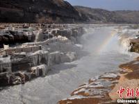 黄河壶口瀑布现流凌封河景观