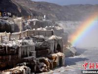 黄河壶口瀑布现流凌封河景观